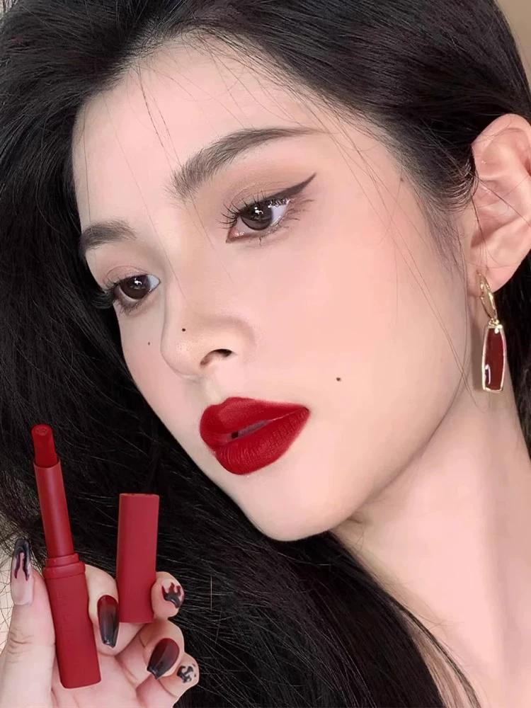 Strong Face and Air Field All Open Big Red Lips! Retro Red Lipstick Matte Finish Velvet Bright Red Lip Lacquer Lip Mud