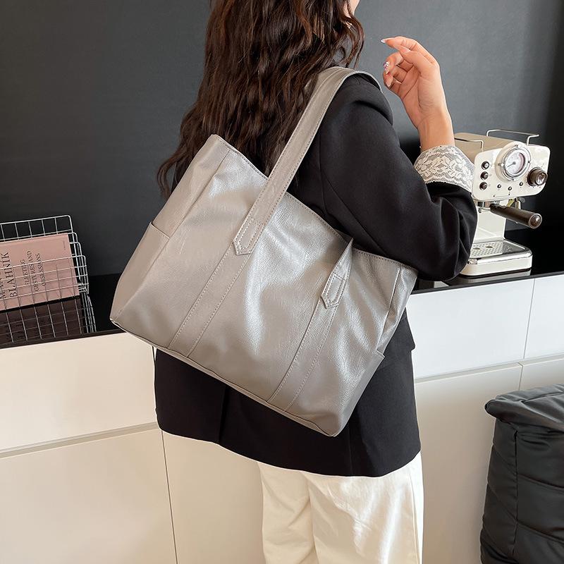 High-End Retro Tote Bag: Stylish, Large Capacity Shoulder Handbag for Commuting