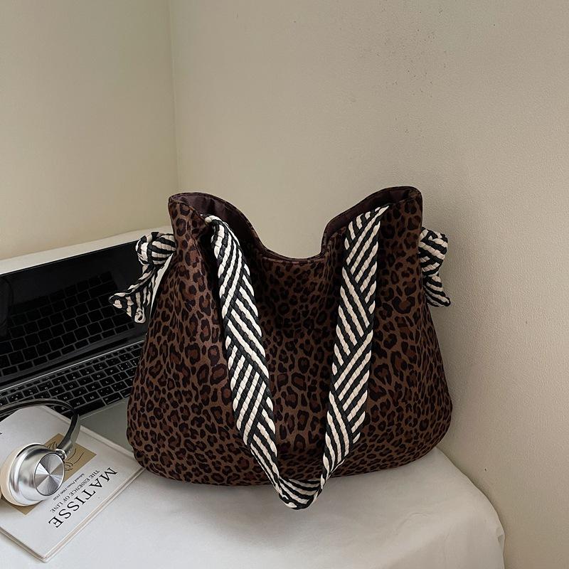 

Large capacity fashion casual autumn and winter women s bags new versatile ins retro single shoulder armpit