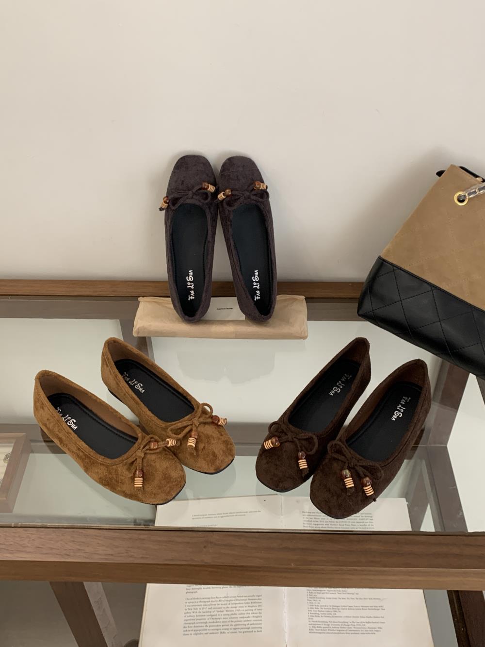 

2025 spring new temperament ballet shoes soft-soled shoes fairy floating shoes suede bow pearl flat shoes women 39 серый