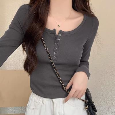 Designte Knöpfe, schlankes Damen-Langarm-T-Shirt für den rechten Arm, neuer halb geöffneter Kragen für den Frühherbst, hohe Taille, Unterzieh-Shirt-Top