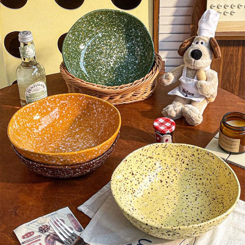 Красочная абстрактная керамическая деконструированная салатница