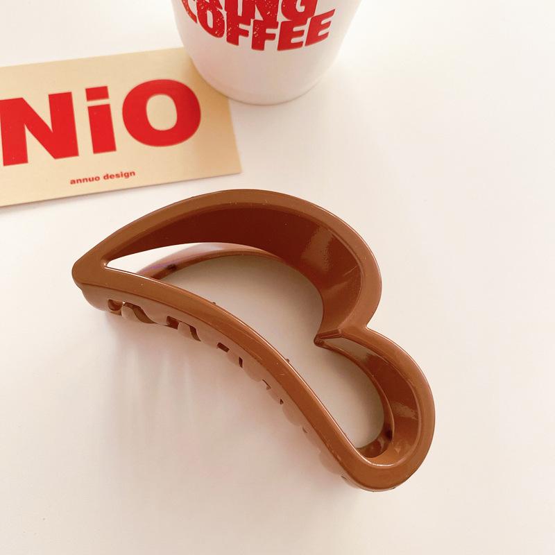 Beautifully Plastic Crafted Hair Claw Clips With Elegant Shapes And Vibrant Colors For Every Hairstyle Needs