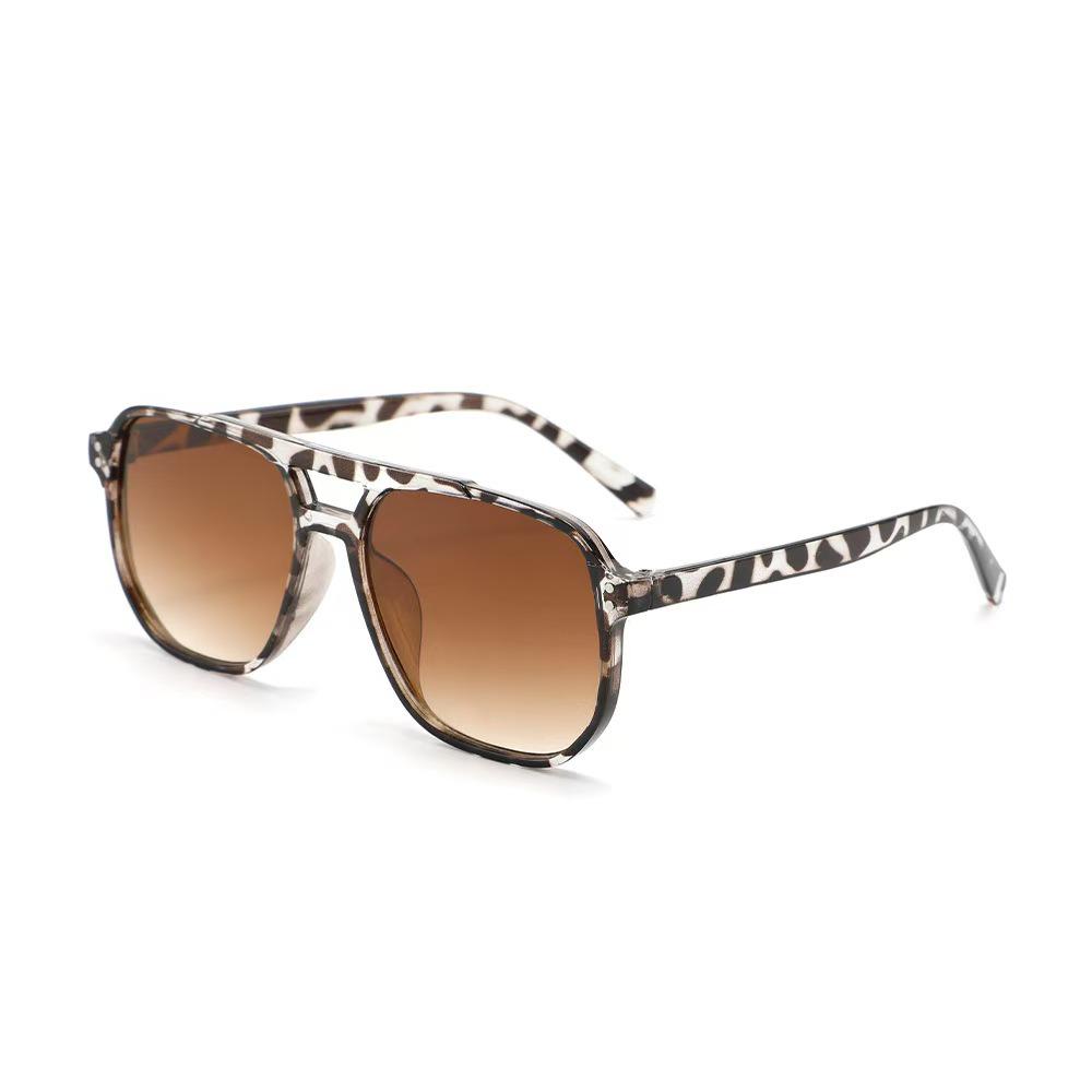 2025 Nové evropsko-americké nýtované čajově zbarvené čtvercové sluneční brýle s UV ochranou pro muže a ženy