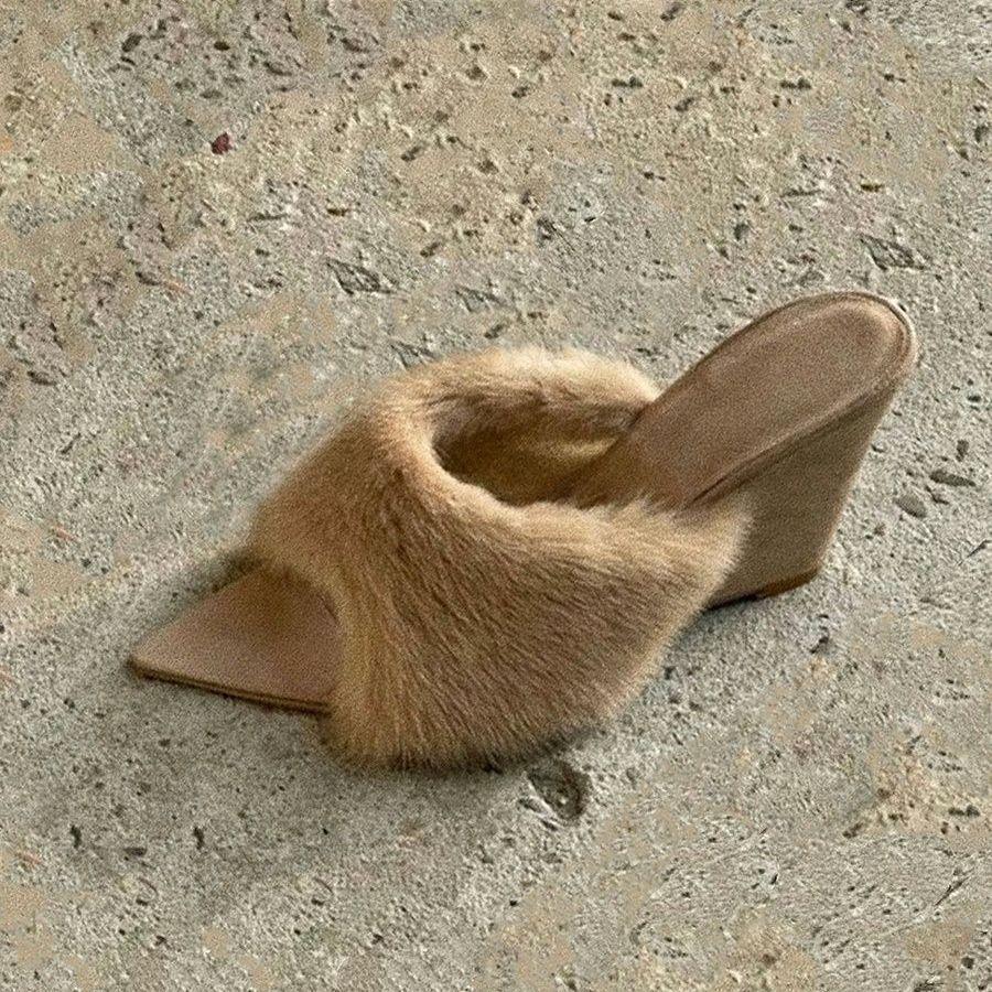 Pre-autumn new product ~ plush pointed toe open toe hairy slippers women's 2025 new French casual fashion wedge slippers