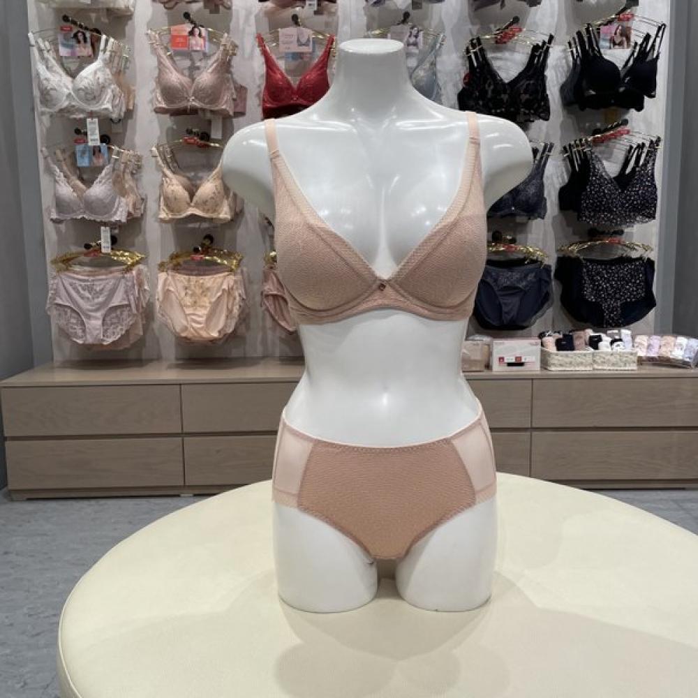 

Triumph Beige No Wire Bra Panty Set Magic Comfort Tbwbrr11tbwptr11be 85C/105