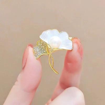 Light Luxury Style Sparkling Crystal Ginkgo Leaf Pearl Brooch