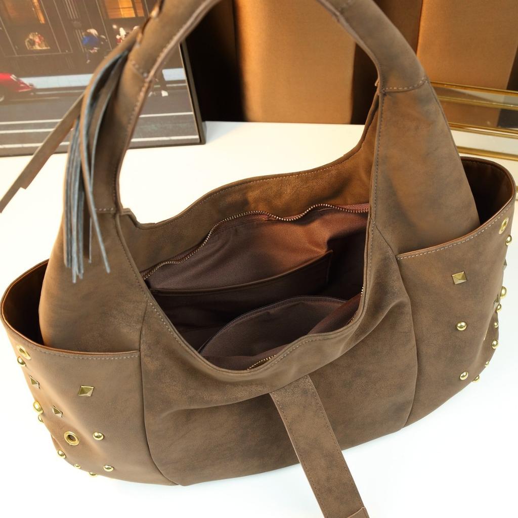 Fashion High-End Locomotive Wind Rivets Retro Women'S Shoulder Bag Foreign Style Underarm Dumpling Bag