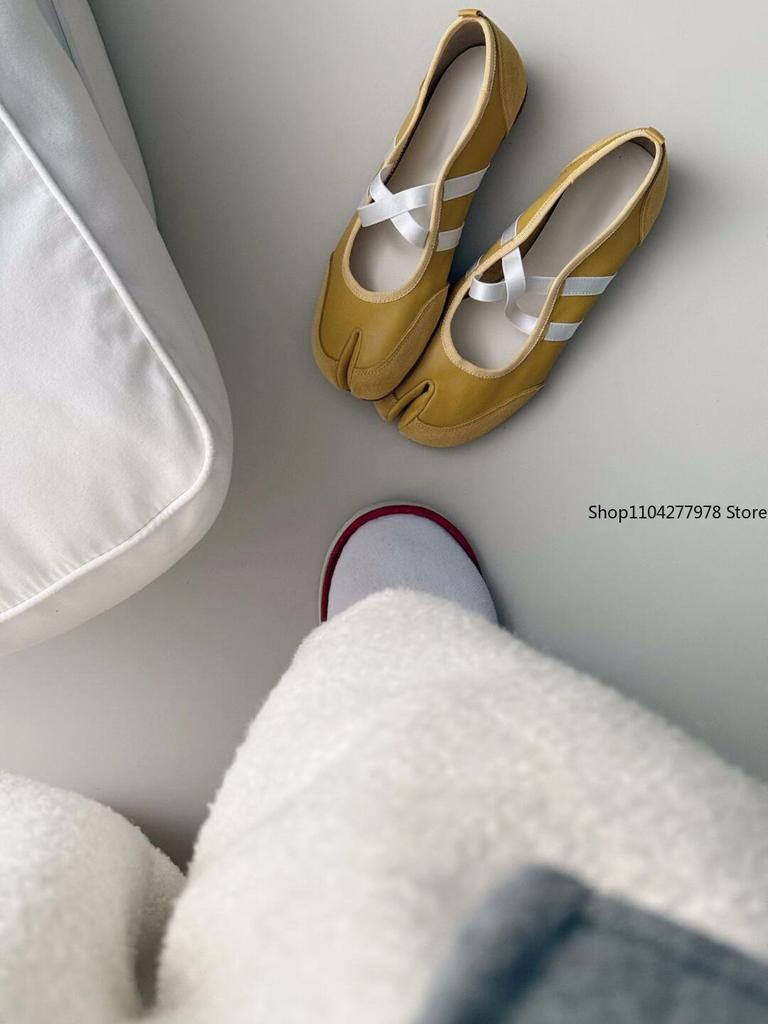 Fashion Novelty Split Toe Flat Shoes Woman Quality Leather Mary Janes Japanese Style Trotters Flats Ankle Bele Tabi Ninja Loafers Women