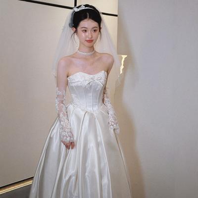 Französisches Satin leichtes Hochzeitskleid schlichtes Braut-Bandeau Spitze Ausgeh-Garn leichter Luxus Nische Schleppe Willkommens-Abendkleid Rock
