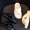 Kleine frische und coole Hausschuhe werden draußen getragen, und die neue dicke Sohle erhöht die Höhe im Sommer.. Lässige Ein-Riemen-Sandalen sind im Trend.