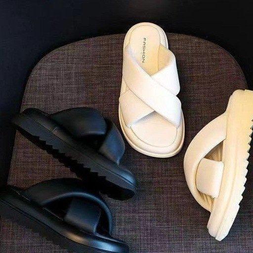 Kleine frische und coole Hausschuhe werden draußen getragen, und die neue dicke Sohle erhöht die Höhe im Sommer.. Lässige Ein-Riemen-Sandalen sind im Trend.