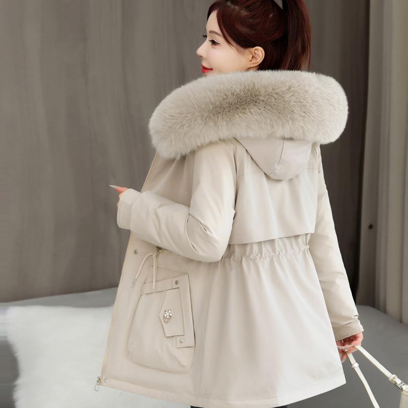 The New School Overcomes The Loose Size of Female Plus Velvet Cotton-padded Jacket with Fur Collar and Hooded Coat in Cotton-padded Jacket.