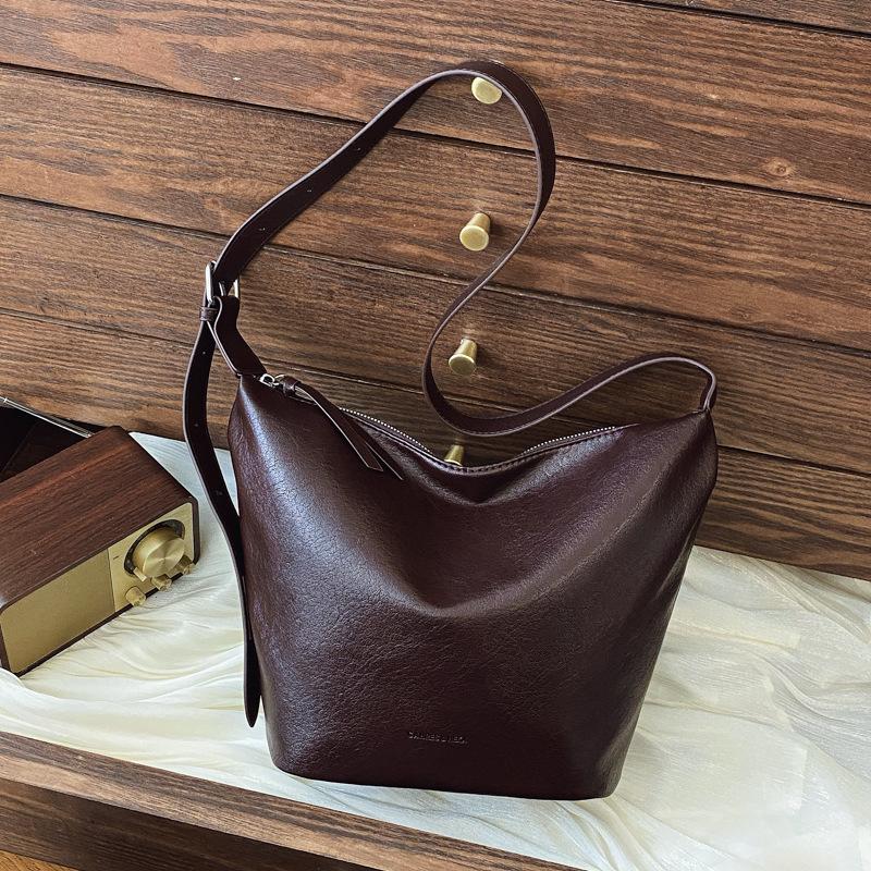 Large Capacity Bag Women'S Winter Retro Versatile Shoulder Bucket Bag Niche Design Commuter Dumpling Bag