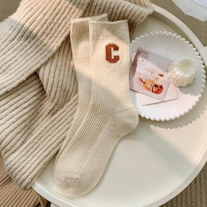 Dicke, bestickte Wollsocken für Damen im Winterstil