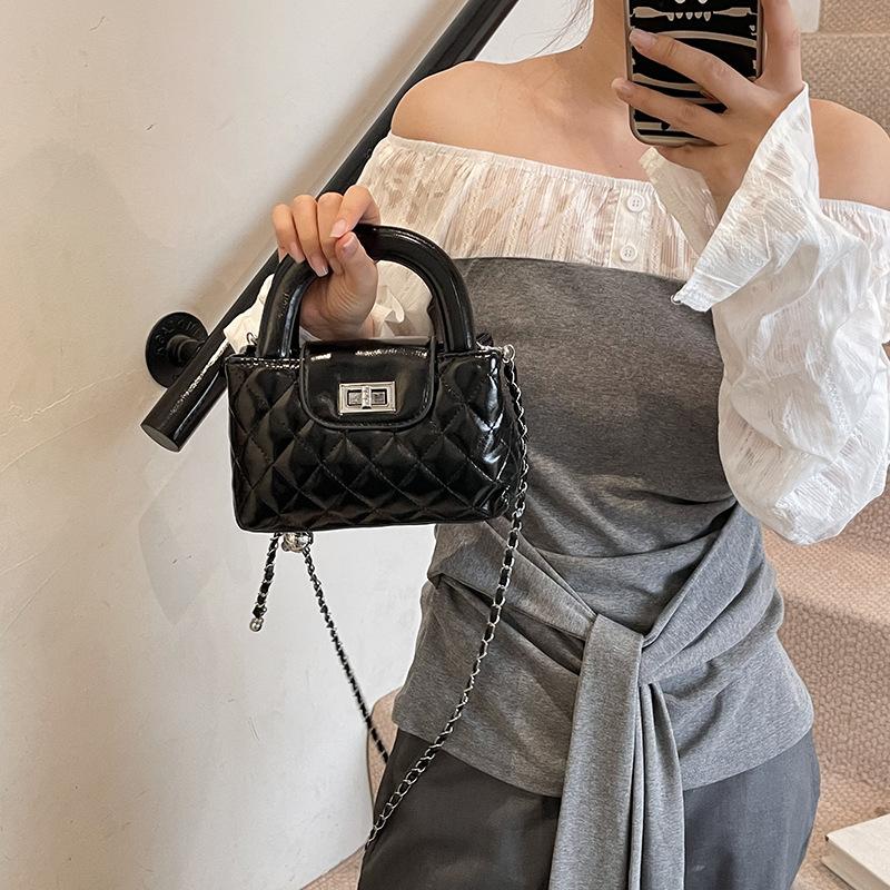 

Rhombus chain bag women s 2025 new summer texture fashion handbag small square bag embroidered thread messenger bag чёрный