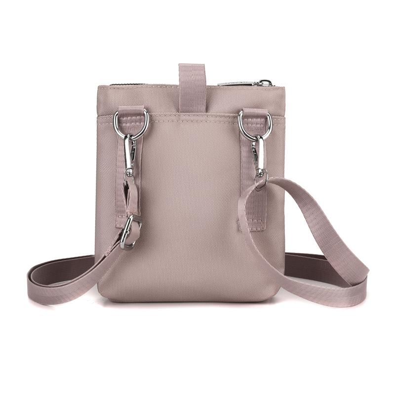 Bolso Cruzado Compacto de Nailon para Mujer – Diseño Ligero y Resistente al Agua con Placa Metálica con Logo y Múltiples Bolsillos, Ideal para el Uso Diario