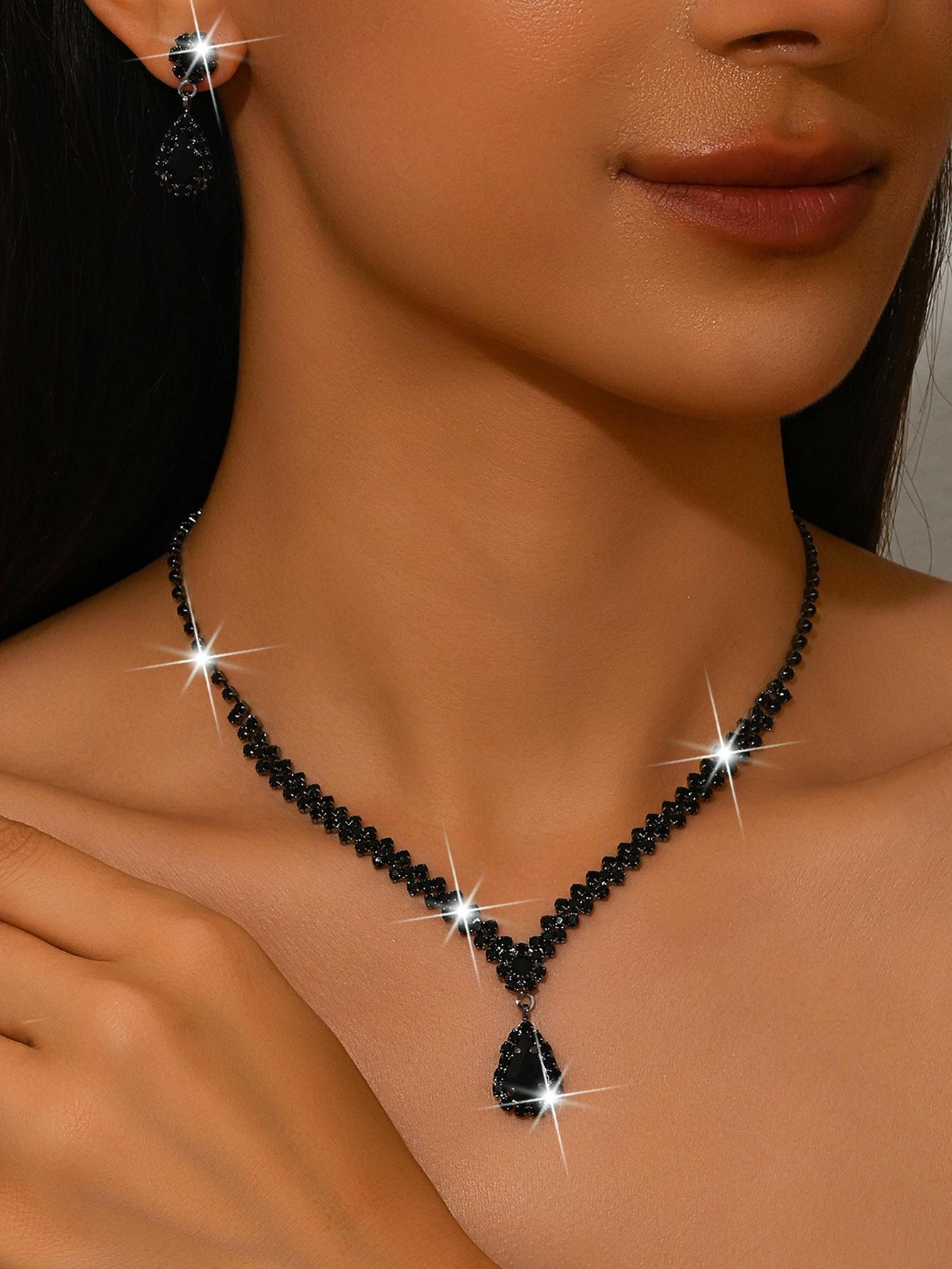 

Елегантний набір намисто та сережок зі стразами для весіль