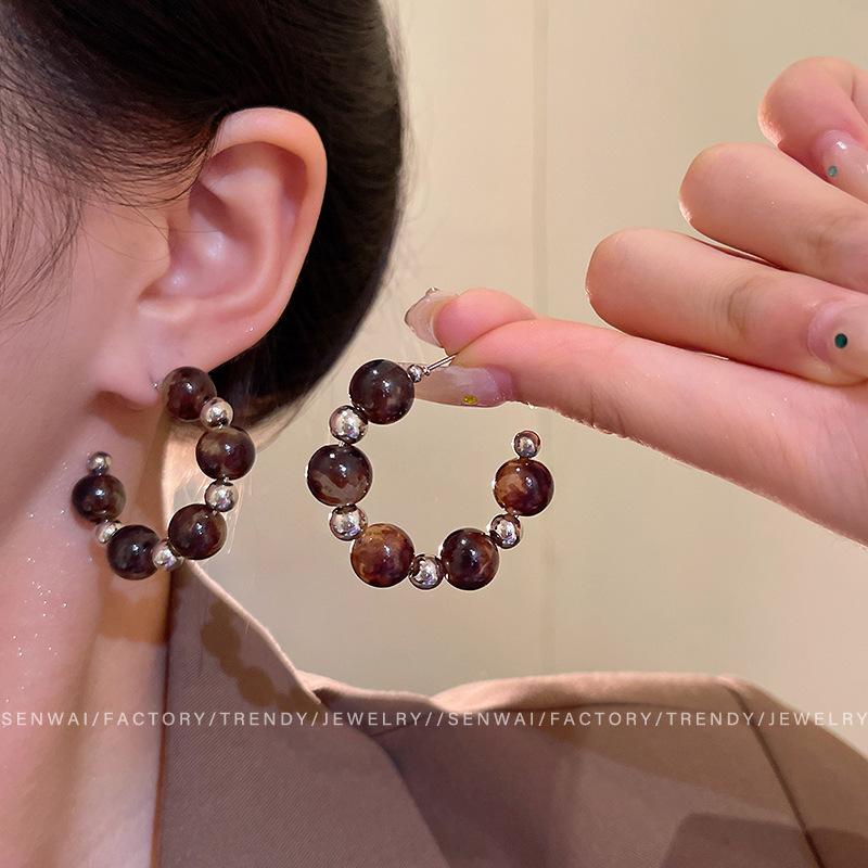 

Light luxury high-end tiger s eye stone C-shaped earrings women s autumn and winter Maillard geometric stud earrings fashion versatile ear jewelry