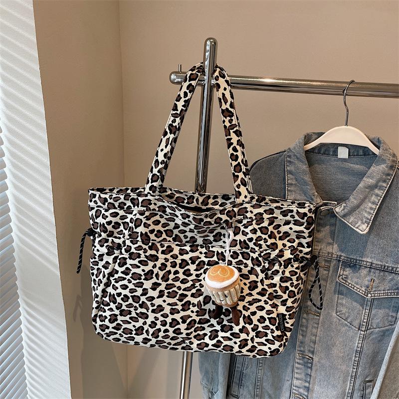 Leopard print canvas bag women's large-capacity tote bag 2025 new mommy bag portable commuter bag trendy versatile shoulder bag