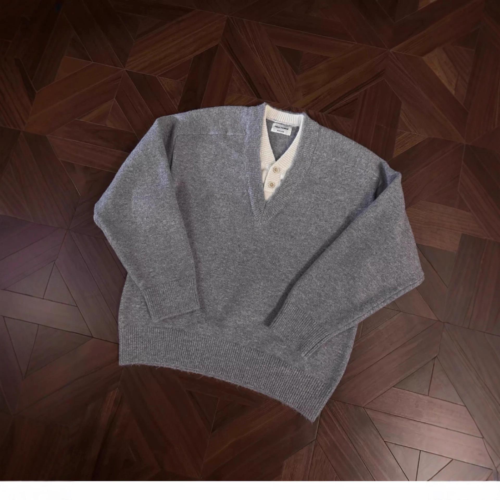 

Retro Two-Piece Light Grey Knitwear Heavyweight V-Neck Sweater XL світло-сірого кольору