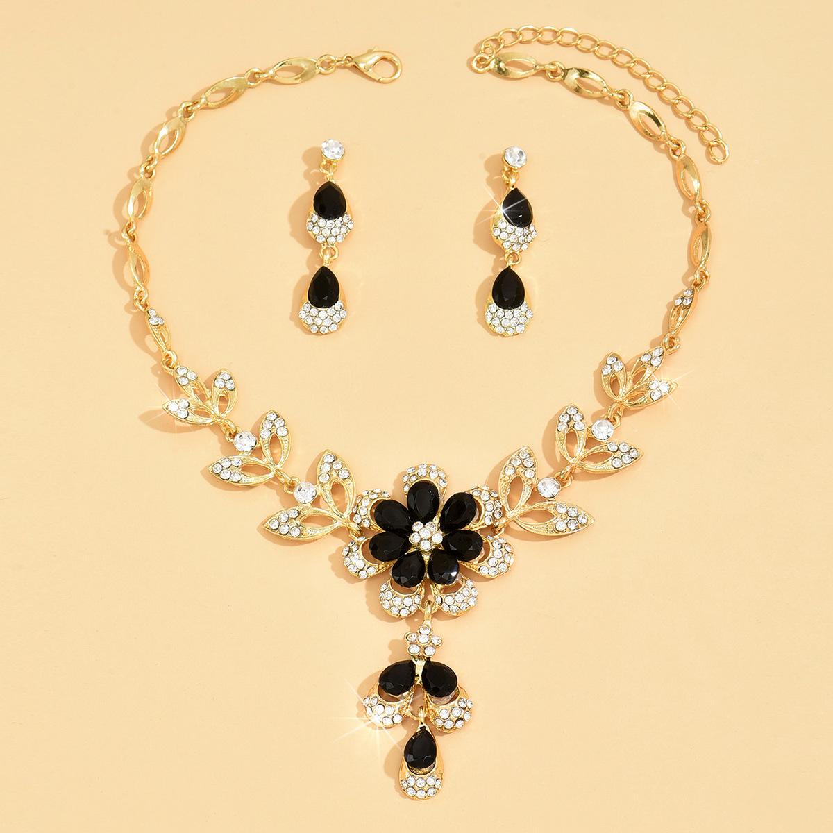 

Ladies Luxe Living Crystal Flower Necklace Earring Jewelry Set 2 in 1 one size