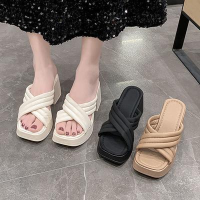 Koreanische Version wasserdichte Tischpantoffeln mit dicker Sohle 2025 Sommer neu Französische Damen kleine Leute zeigen Höhe Einwort-Sandalen mit hohen Absätzen