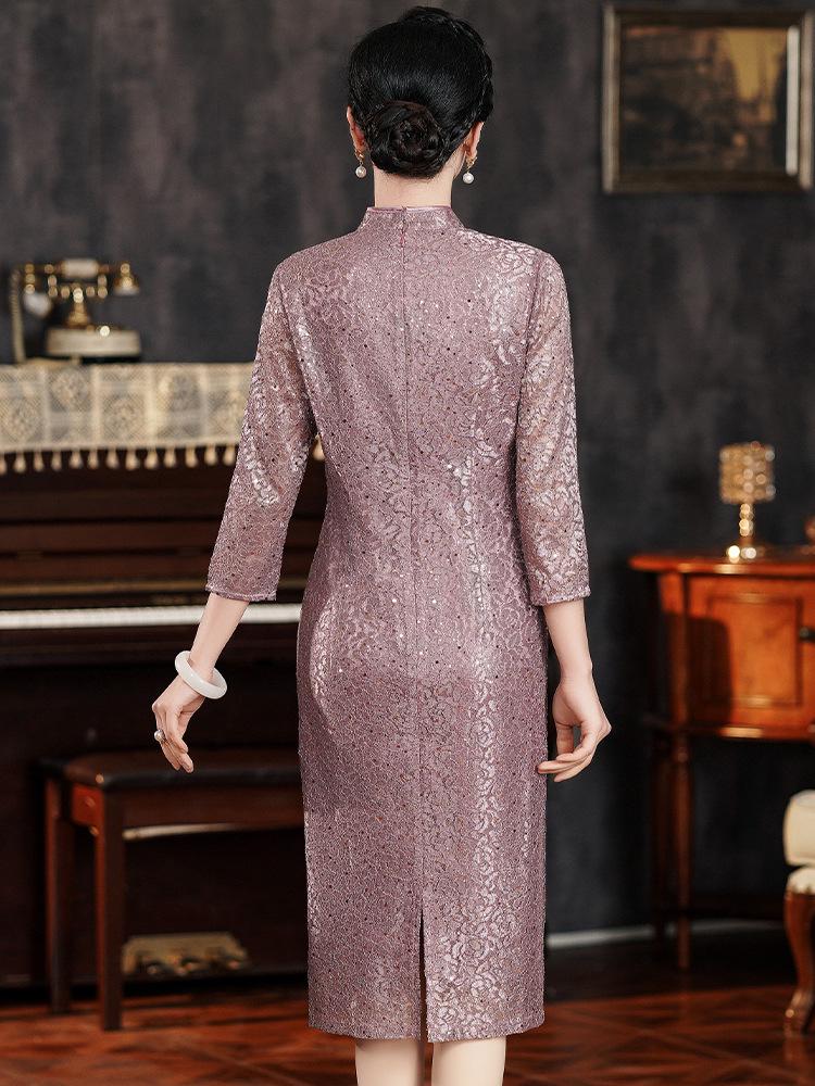 Elegantes hellviolettes Qipao: Hochwertiges Festkleid für die Brautmutter bei Sommerhochzeiten und Banketten