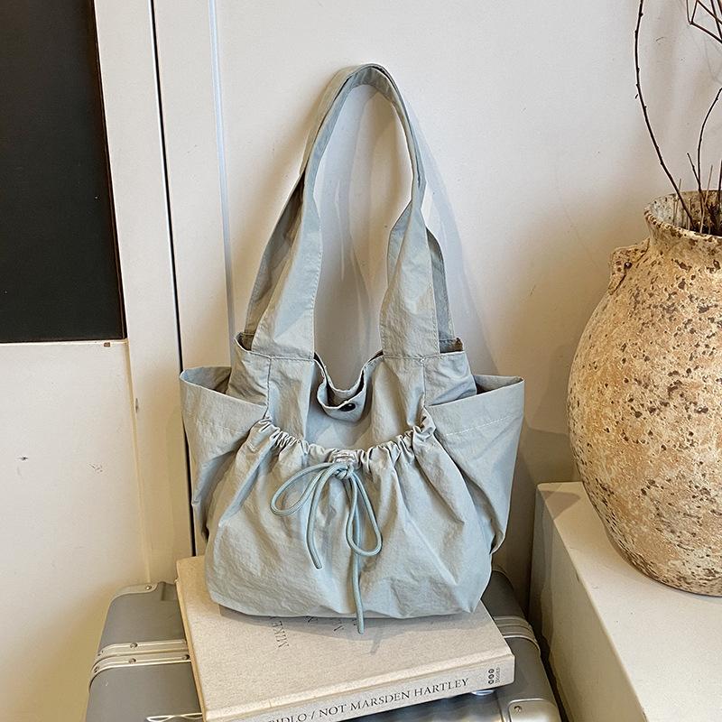 Korean Versi Fashi Nyl Shoulder Tote Bag Women s 2026 New Simple and Lightweight Handbag Casual Drawstring Armpit Bag зелёный