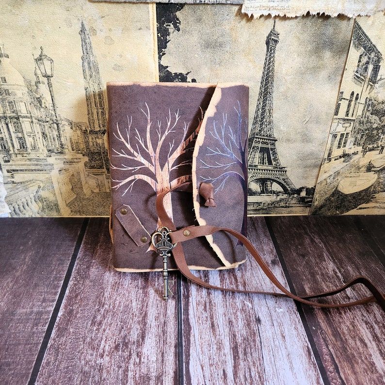 Vintage skórzany dziennik, Estetyczny wzór drzewa, Prezent ślubny, szkicownik z kluczem, Notatnik z postarzanymi stronami, Dziennik snów, Prezent personalizowany.