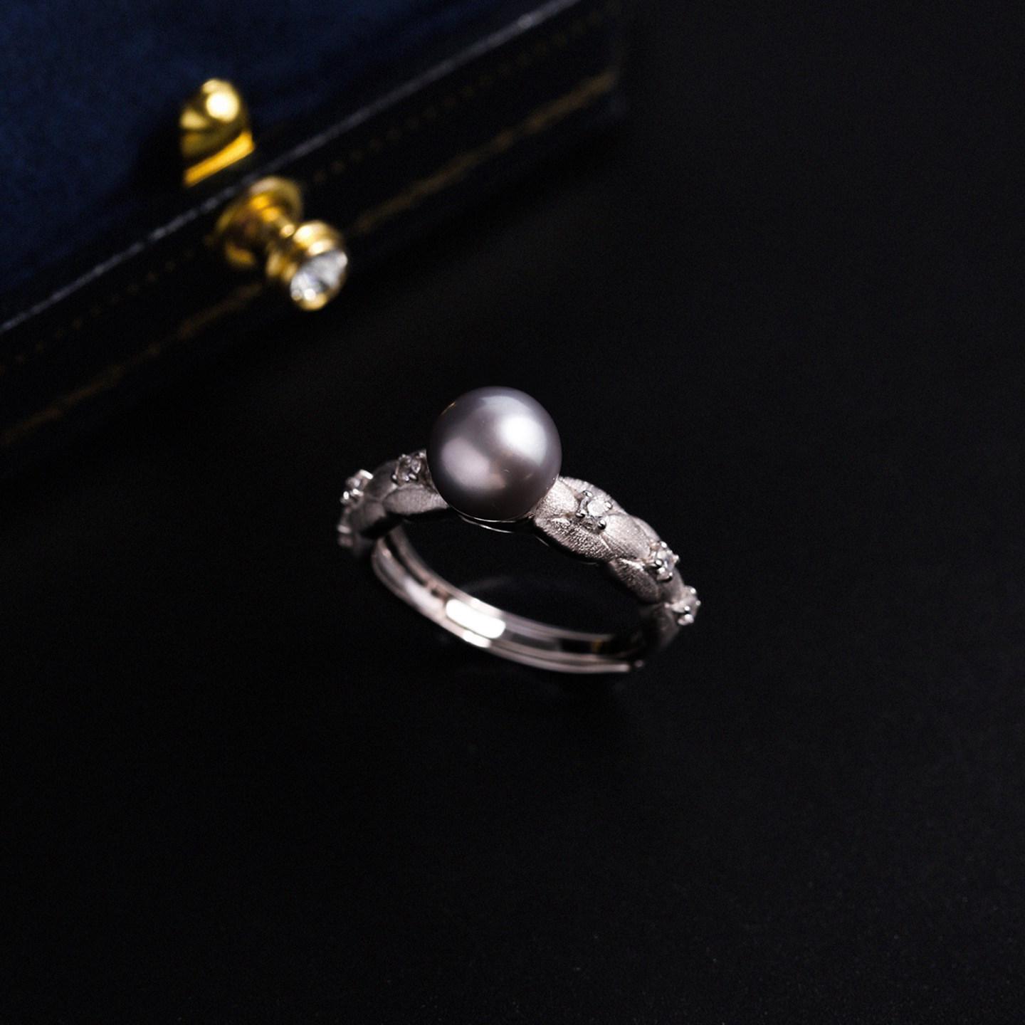 

Ретро кольцо из матового серебра с микро-бриллиантом и натуральной серой жемчужиной.
