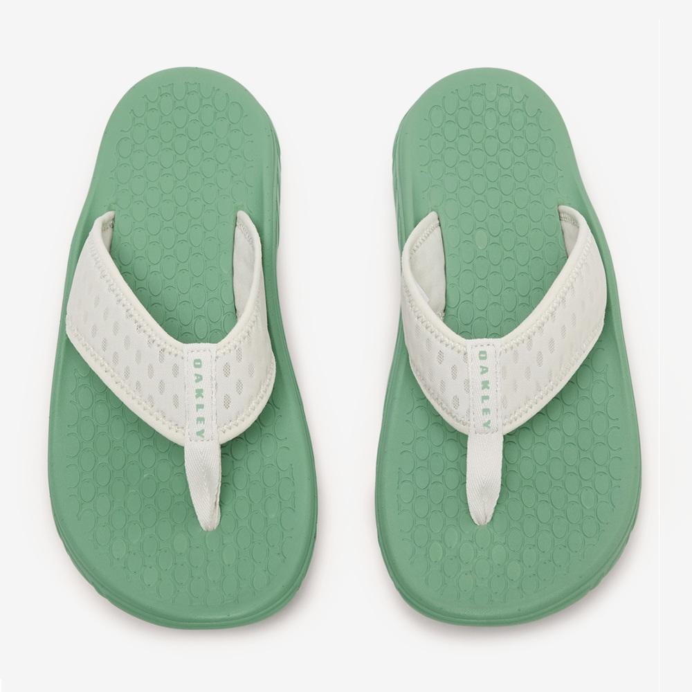Oakley Operative Flip Flop (FOF100679-75I) Functional Sandals That Combine the Brand's Unique "technical Performance" and "Gorpcore" Sensibilities