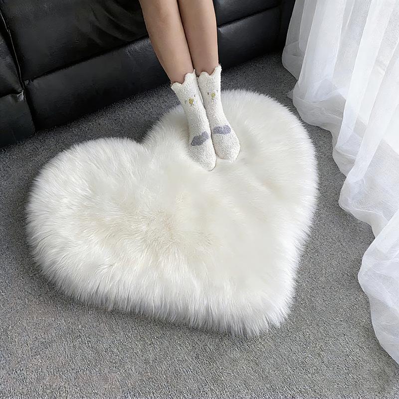 Heart-Shaped Long-Pile Plush Imitation Sheepskin Carpet for Bedroom or Living Room