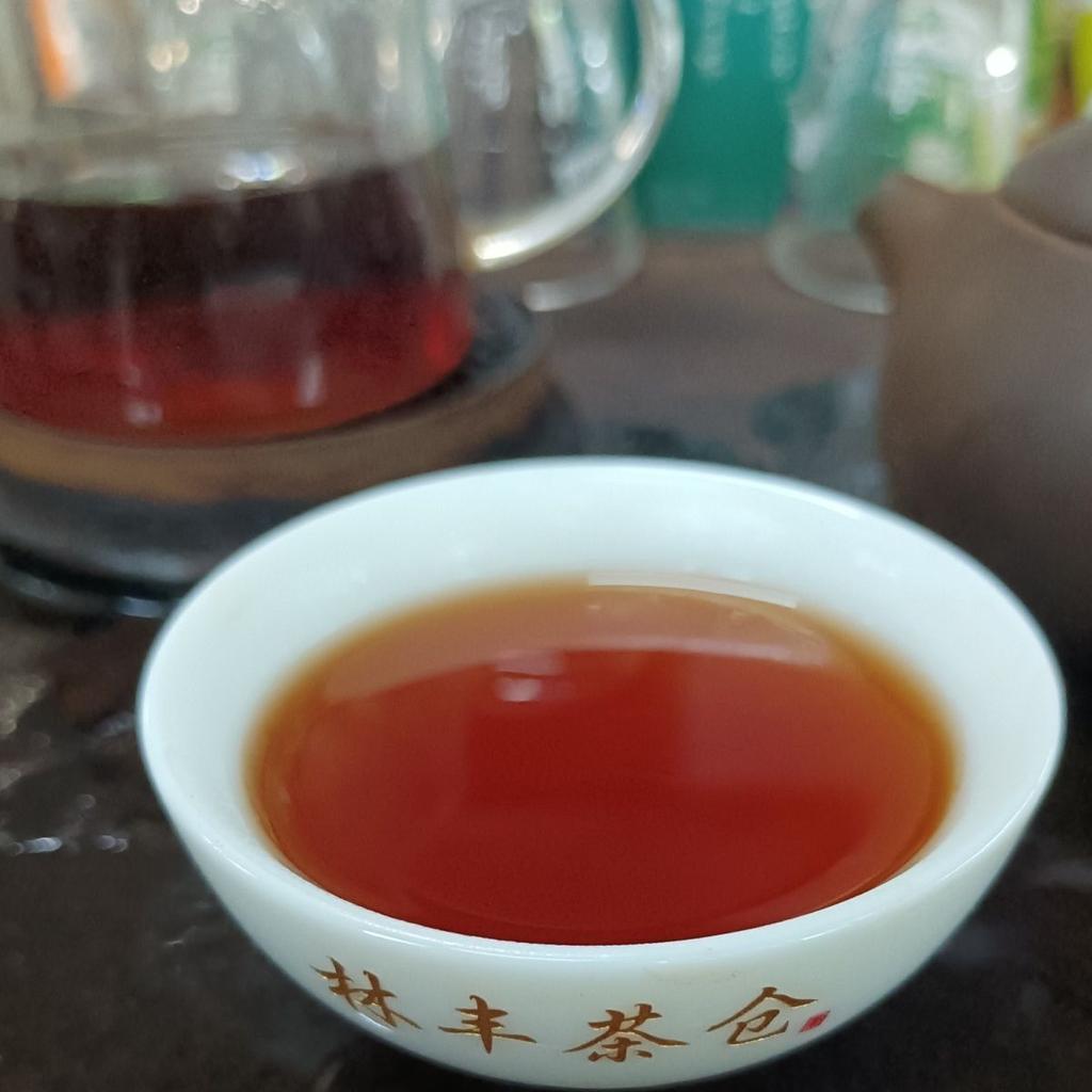 Ročník 2015 TAETEA 7672 Puer Dayi Chi Tse Beeng Shu Puerh Cake Zralý čaj Pu'er 357g