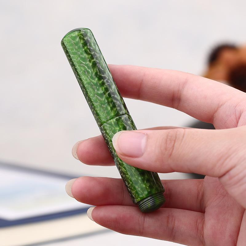 Taşınabilir Majohn Wancai Mini Reçine Dolma Kalem Yeşil-Beyaz İridyum F Uç 0.5mm Avuç İçi Kısa Mürekkepli Kalem Yazma Ofis Hediye Seti