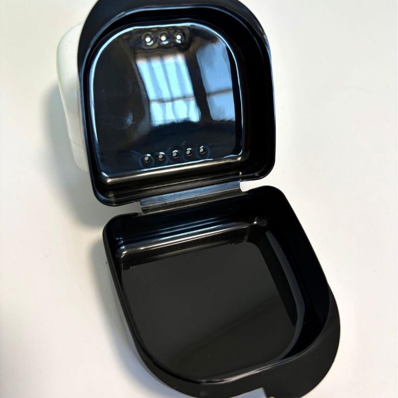 Colorful Plastic Denture Retainer Case With Ventilation Holes Durable For Daily Use Travel Mouthguard Storage