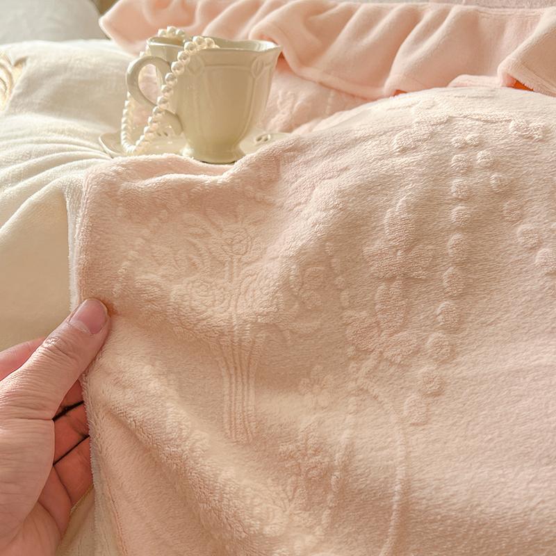 Romantic French Vintage Carved Velvet Lace Ruffles Flowers Embroidery Bedding Set Velvet Fleece Duvet Cover Bed Sheet Pillowcase