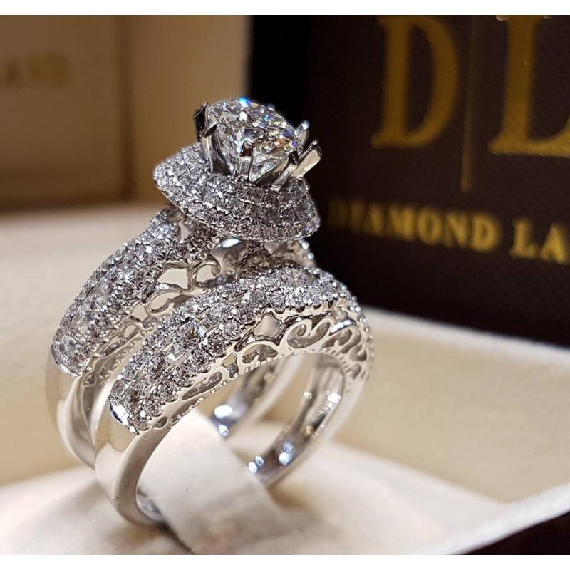 

Кольцо из серебра с гравировкой инкрустированное тонкими кирпичами и круглыми кронштейнами в форме восьми лап, имитирующими кирпичи и камень No. 10