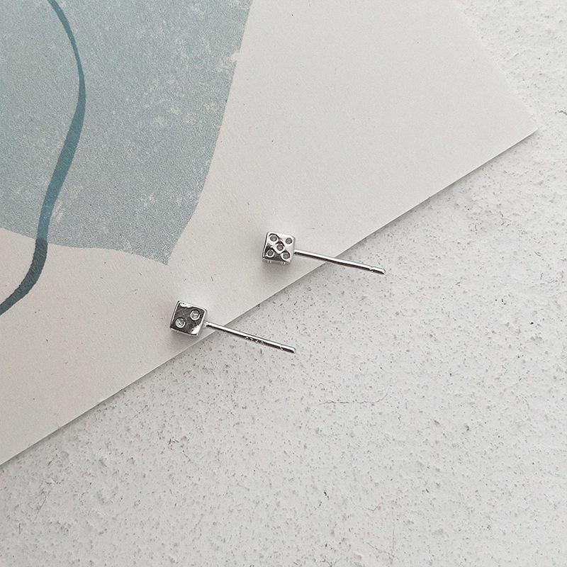 Pendientes de Tachuela de Dados Unisex - Diseño Moderno, Sencillo y Único