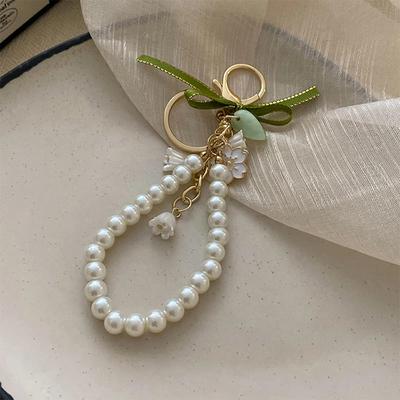 Frische und elegante Glockenorchidee Schlüsselanhänger Damen Grün Sanft Imitation Perle Leder Harz Legierung Schlüsselanhänger Schmuck Zubehör Geschenk