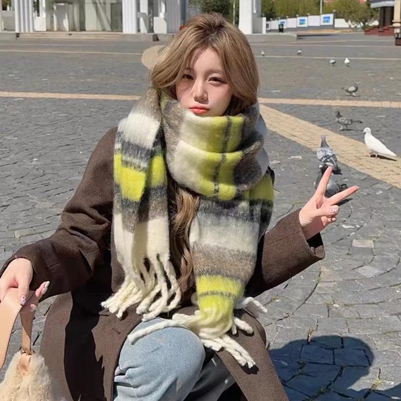 Fular de iarnă colorat cu ciucuri de blană pentru femei - În dungi, călduros și versatil