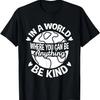 In een Wereld Waar Je Alles Kunt Zijn Wees Vriendelijk T-shirt(5)
