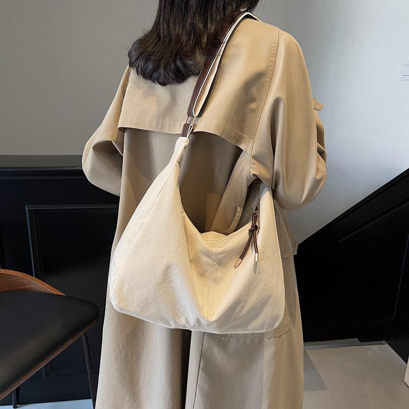 Large capacity retro bag women's 2025 winter new trendy niche design shoulder bag casual tote messenger bag