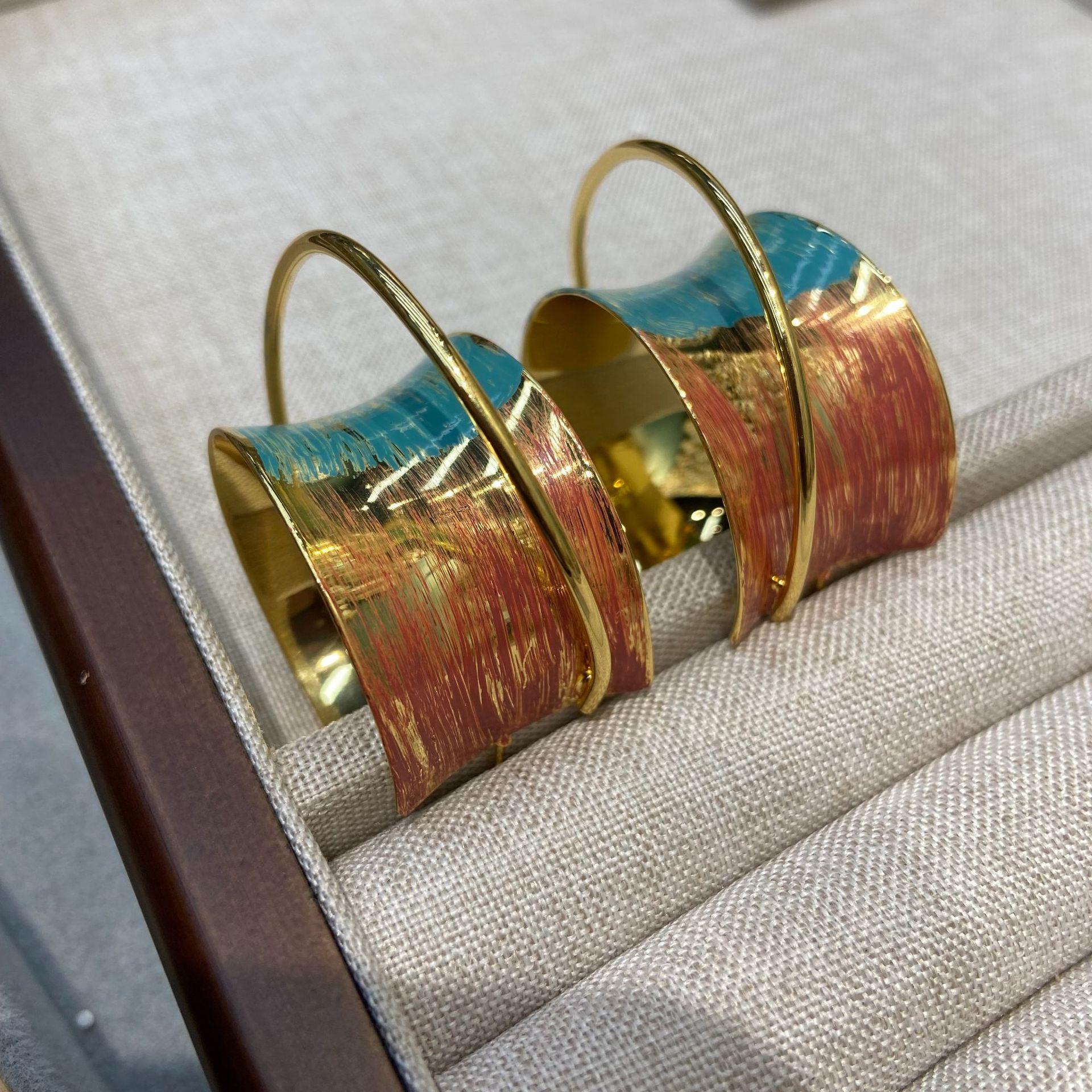 

Расписные преувеличенные круглые серьги, простые тонкие окружающие серьги, темперамент, персонализированные металлические серьги-ветры, женщины