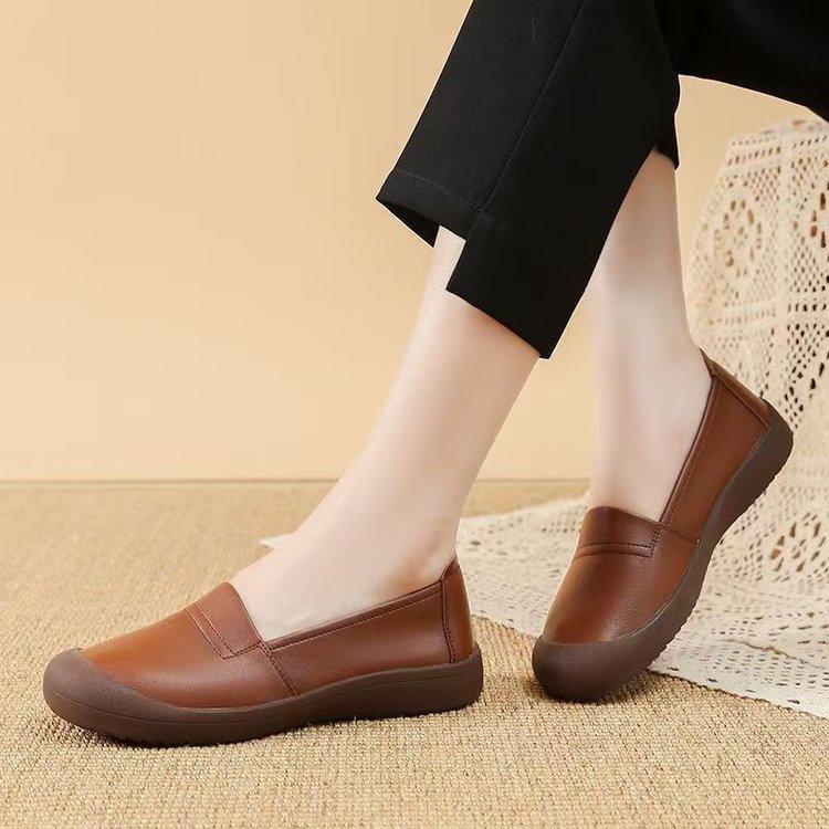 

Mom shoes pedal little white shoes for women s autumn soft soles are non-slip and not tiring, and the feet are flat and comfortable. Middle-aged 40 коричневий