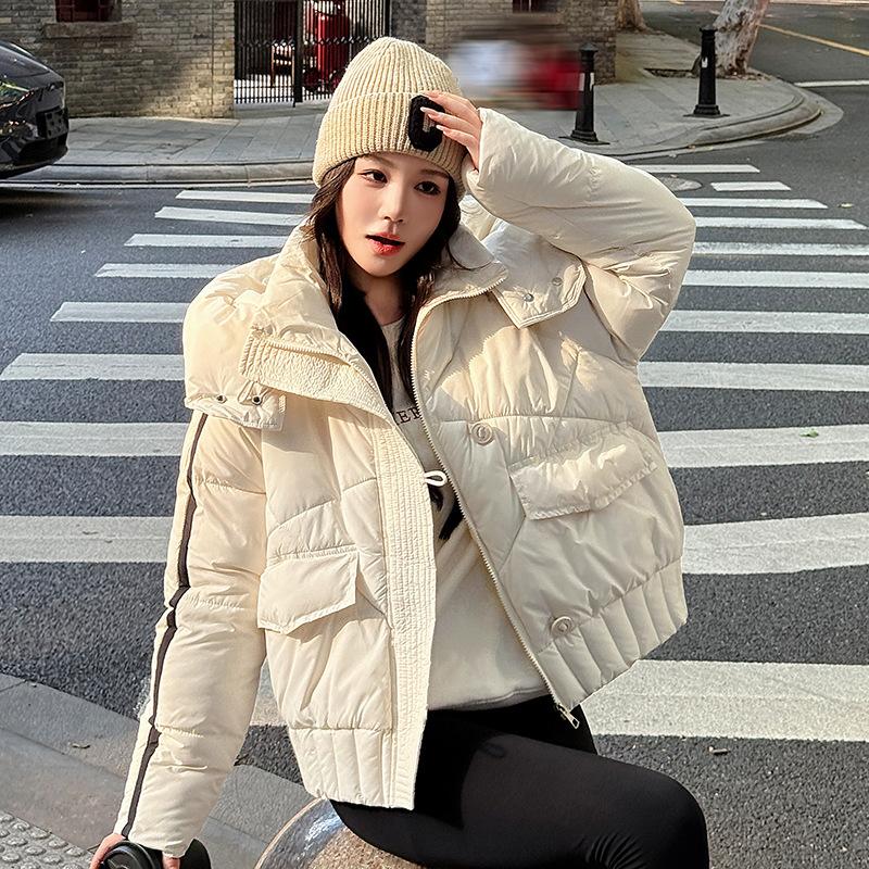 

Женская короткая ветрозащитная теплая зимняя куртка с капюшоном и полосой на рукавах XXL бежевый