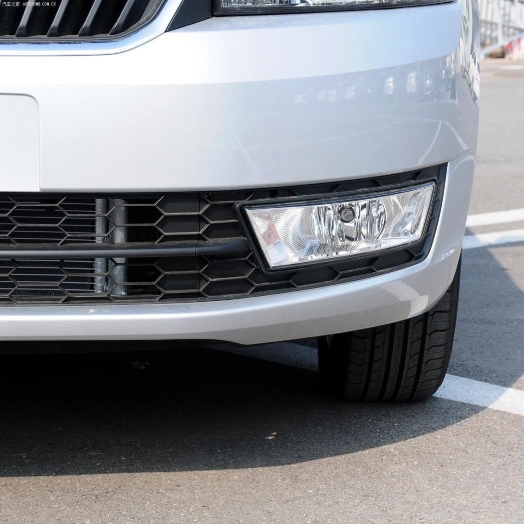 

Сборка противотуманной фары Skoda Rapid с дневными ходовыми огнями и указателями поворота, совместима с низкими и высокими комплектациями Single piece