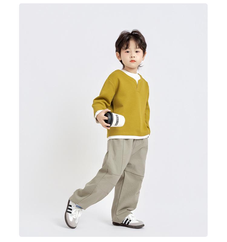 Chłopięca modna koszulka z długim rękawem z dekoltem w serek, patchworkowa, z efektem dwuczęściowym (Jesień 2025, Styl Koreański)