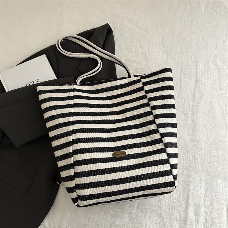 

Полосатая тканевая двусторонняя доступная сумка 2025 новая сумка-тоут в стиле ленивый ветер повседневная на плечо большая вместимость сумка-тоут чёрный