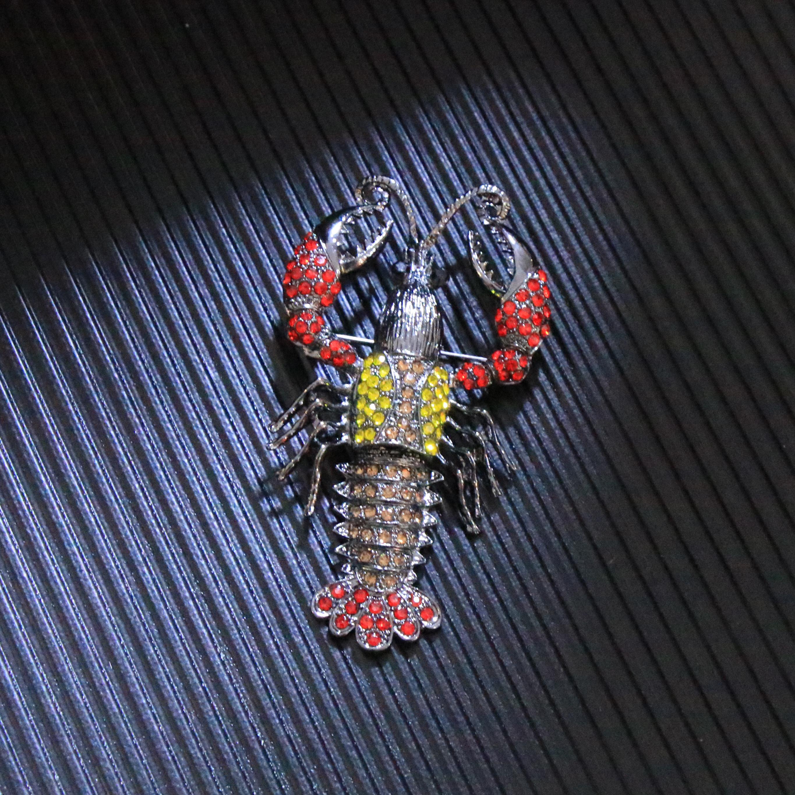 

SKEDS Ladies Exquisite Large Crystal Lobster Brooch Men Fashion Animal Pin Ocean Life Badge Versatile Clothing Accessory